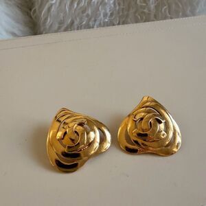 CHANEL Pre-Owned
1995 heart-motif CC earrings